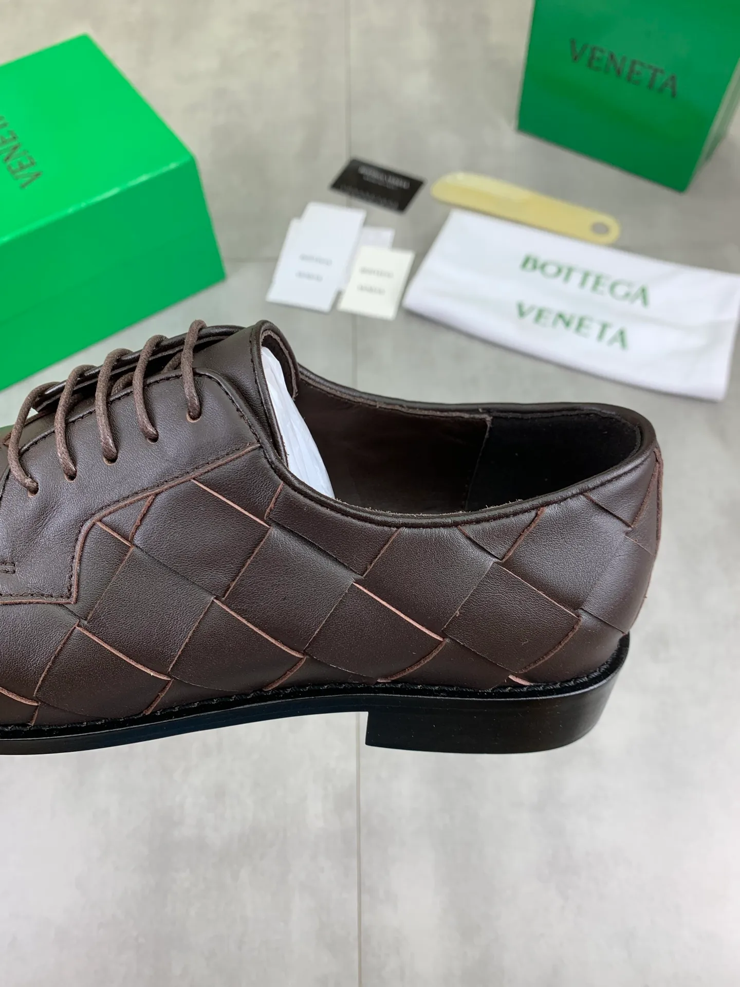 Factory price P860💰Top quality (genuine leather outsole series)💎💎💎 BOTTEGA VENETA official website synchronizes the latest model, top version of the highest version of BV business leather shoes in the market, accept material comparison, shoe type comparison, process comparison, practical and textured, versatile and suitable for any occasion, the more you look at it, the more flavorful it becomes. Pure hand-woven craftsmanship - upper material, imported original hand-woven calfskin - high-quality water-dyed cowhide inside - original private model customized handmade leather outsole -Size: female 35-39 (34 40 customized) male 39-44 (38 45 customized) Comes with original BV green box, complete packaging.